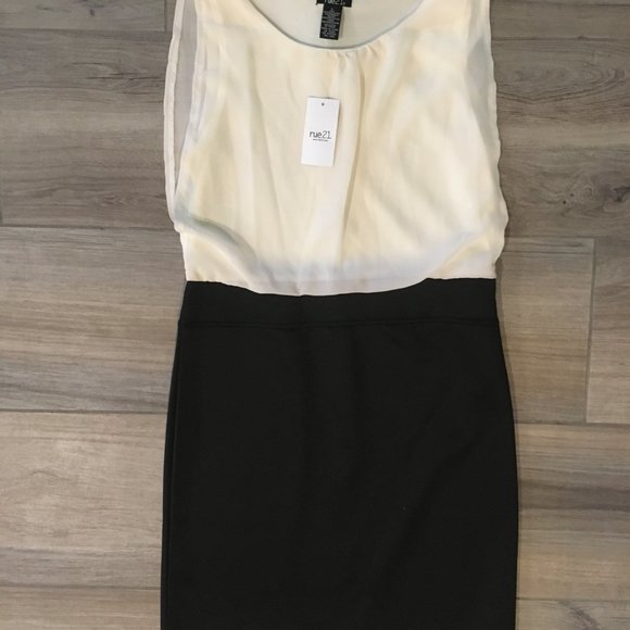 Black and white Dress - Picture 4 of 5